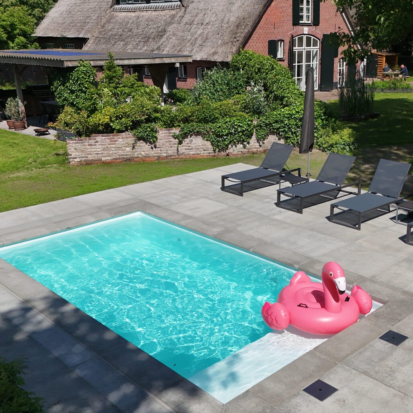 Wit zwembad met loungeplek