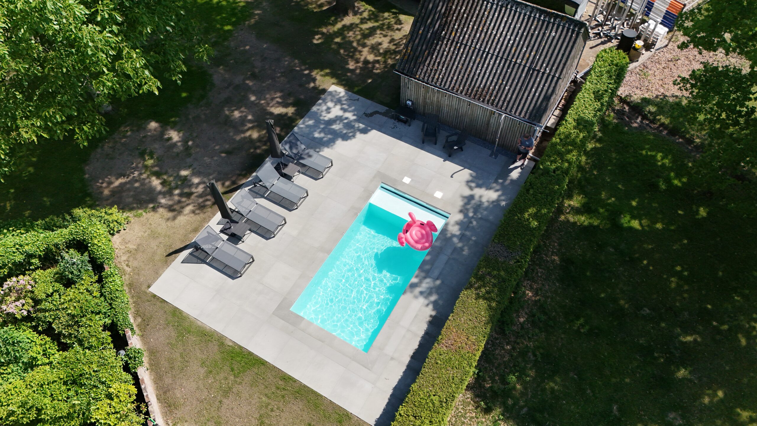 Zwembad in grote tuin