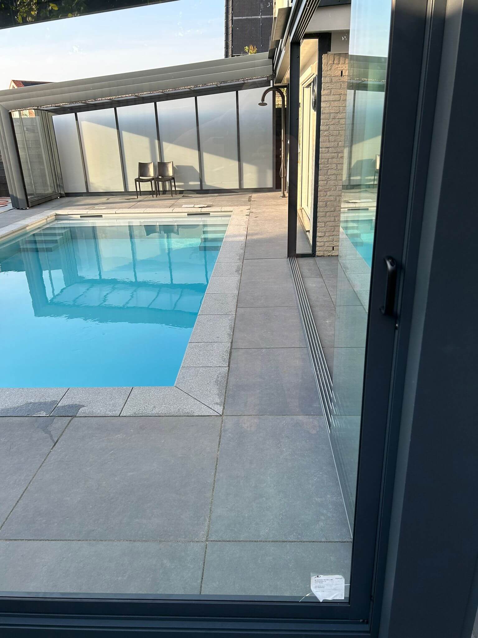In Honselersdijk realiseerden we een luxe wellnesstuin met een zwembad van 8 x 4 meter.