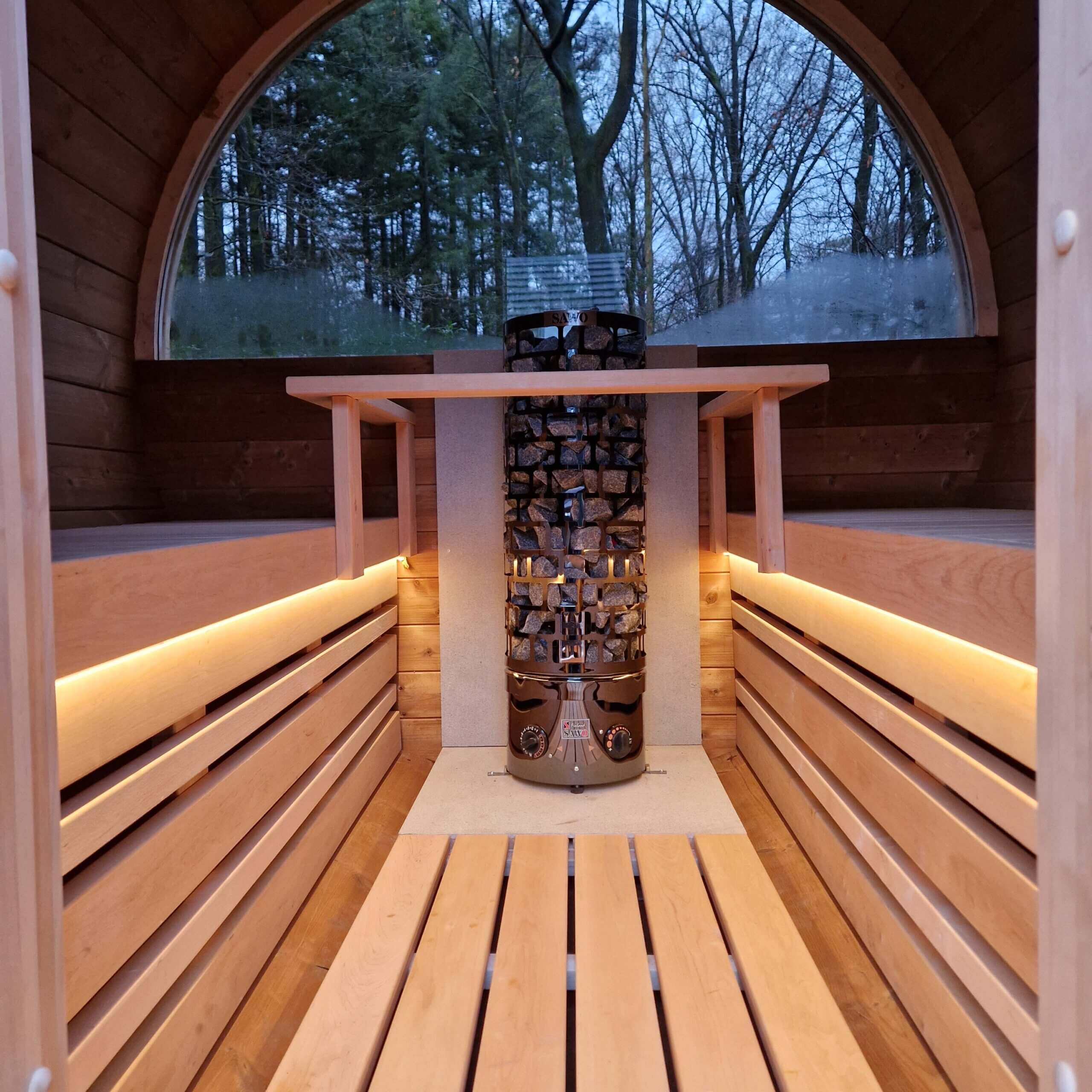 Zwembad en barrelsauna op vakantiepark in Bennekom