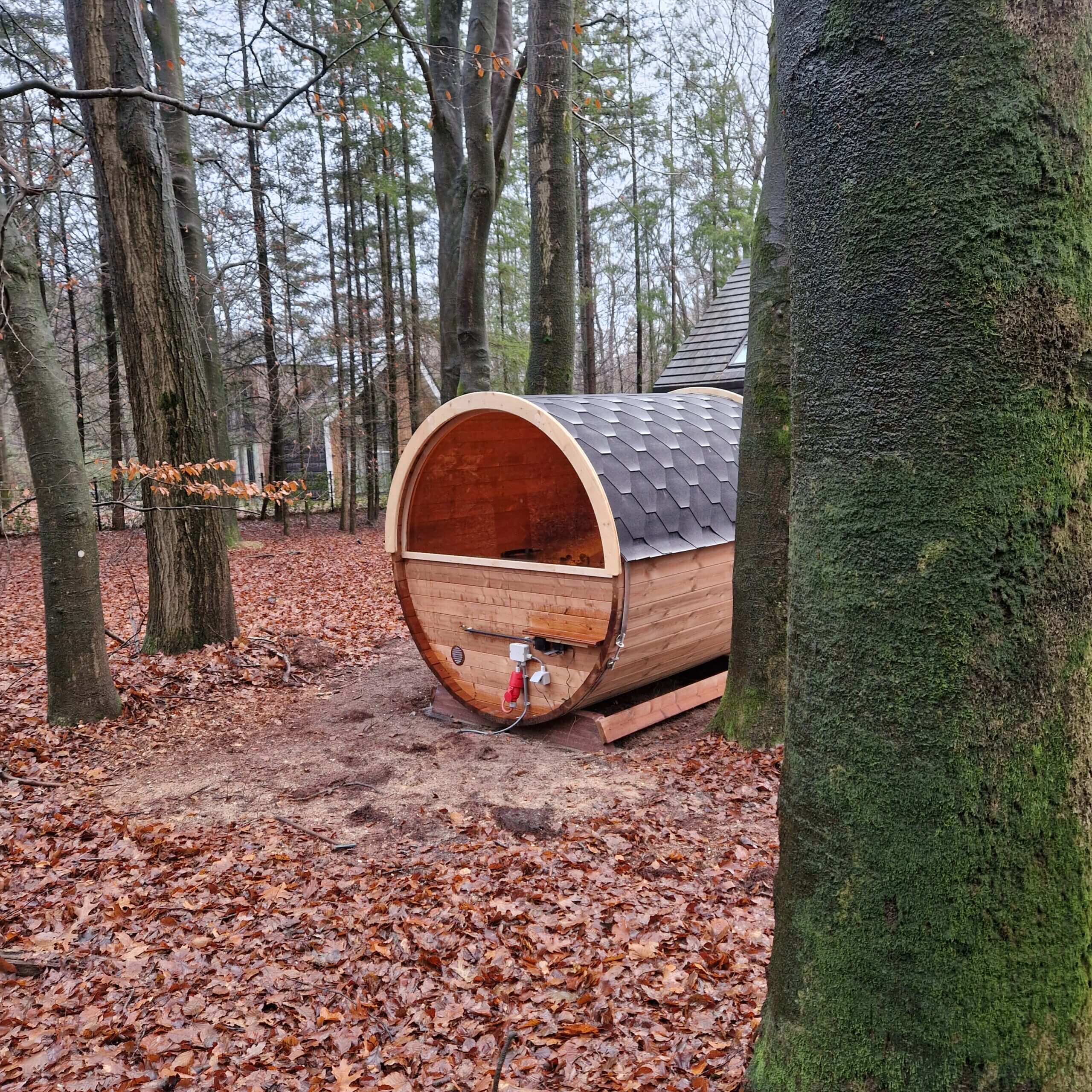 Zwembad en barrelsauna op vakantiepark in Bennekom