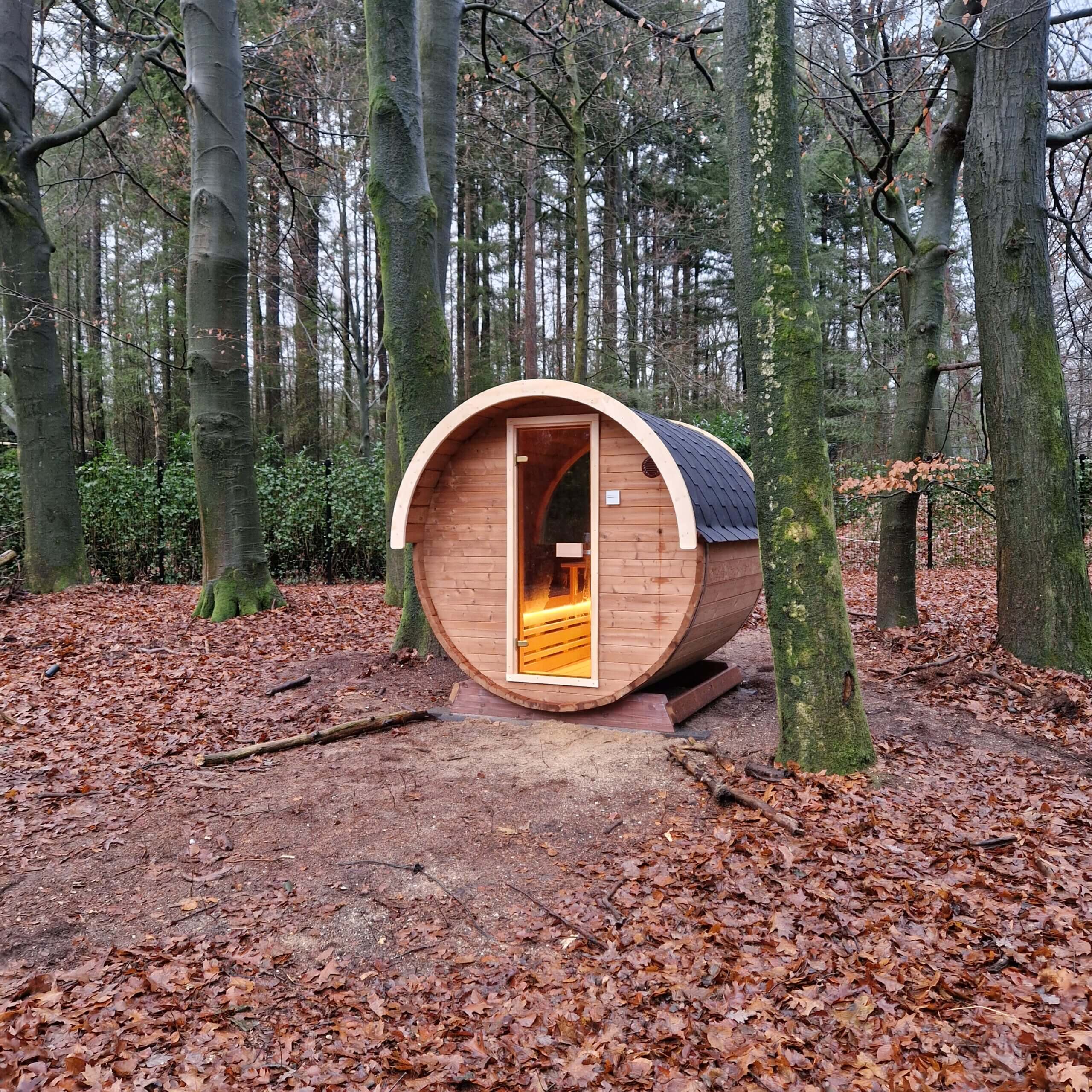 Zwembad en barrelsauna op vakantiepark in Bennekom