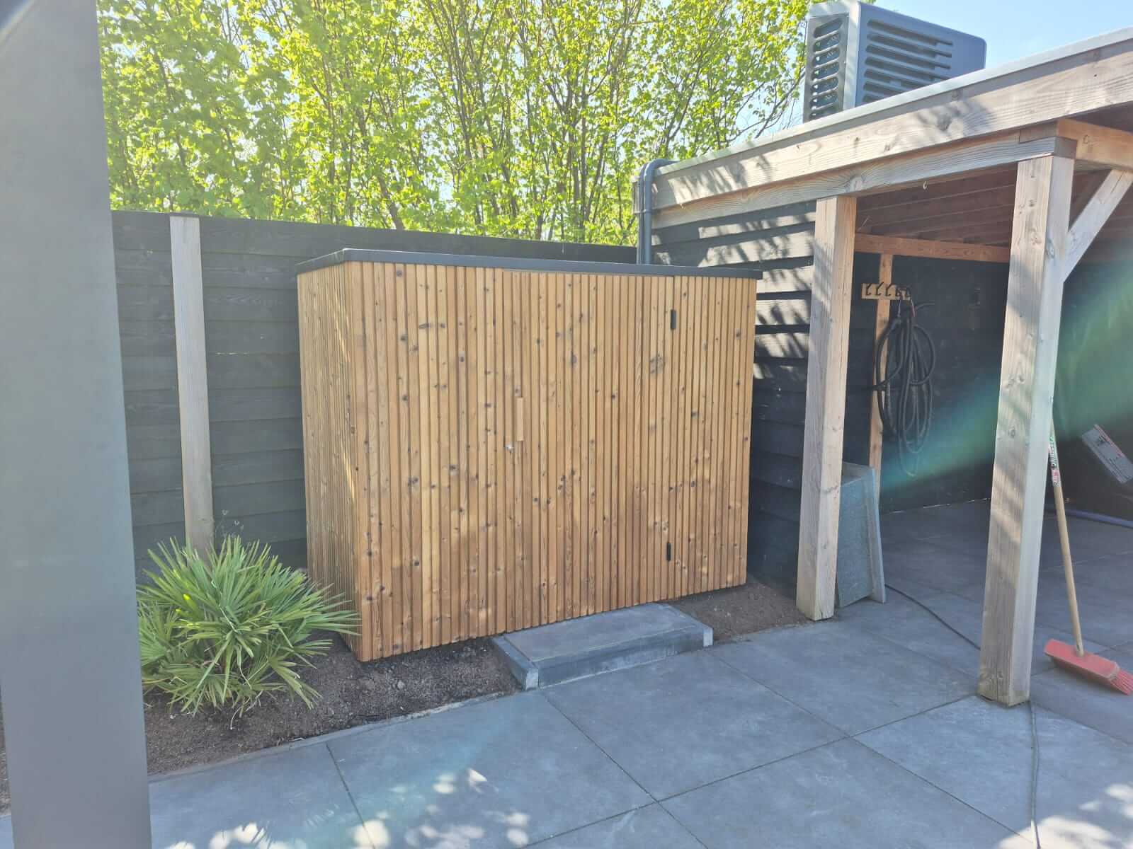 In Honselersdijk realiseerden we een luxe wellnesstuin met een zwembad van 8 x 4 meter.