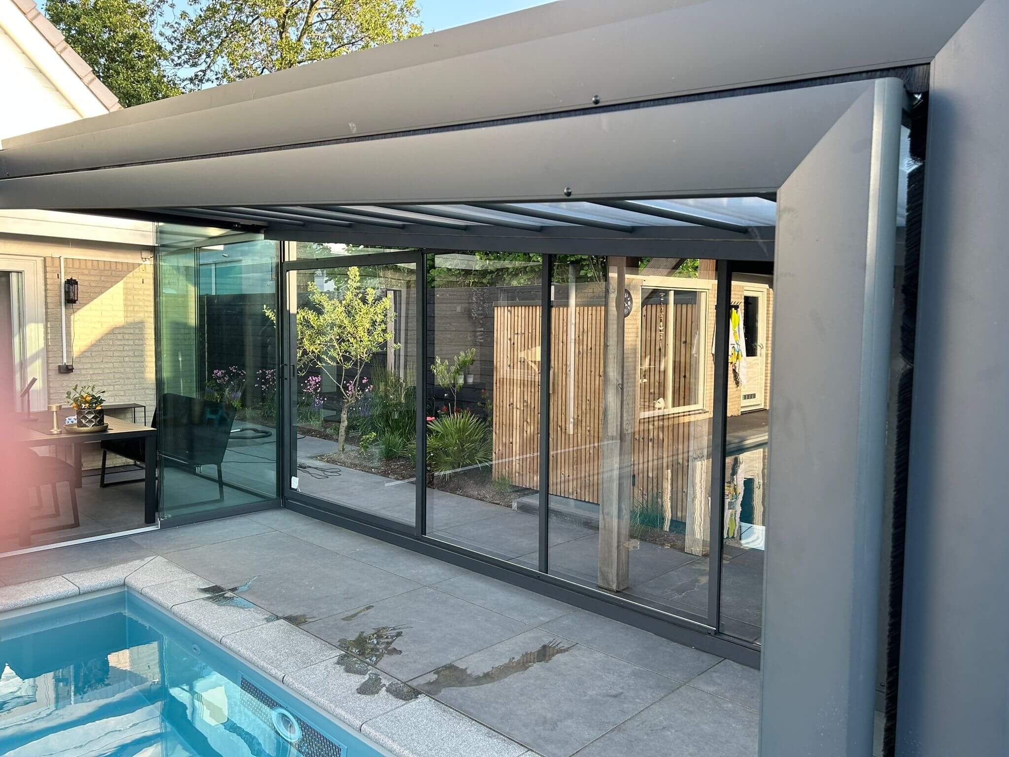 In Honselersdijk realiseerden we een luxe wellnesstuin met een zwembad van 8 x 4 meter.