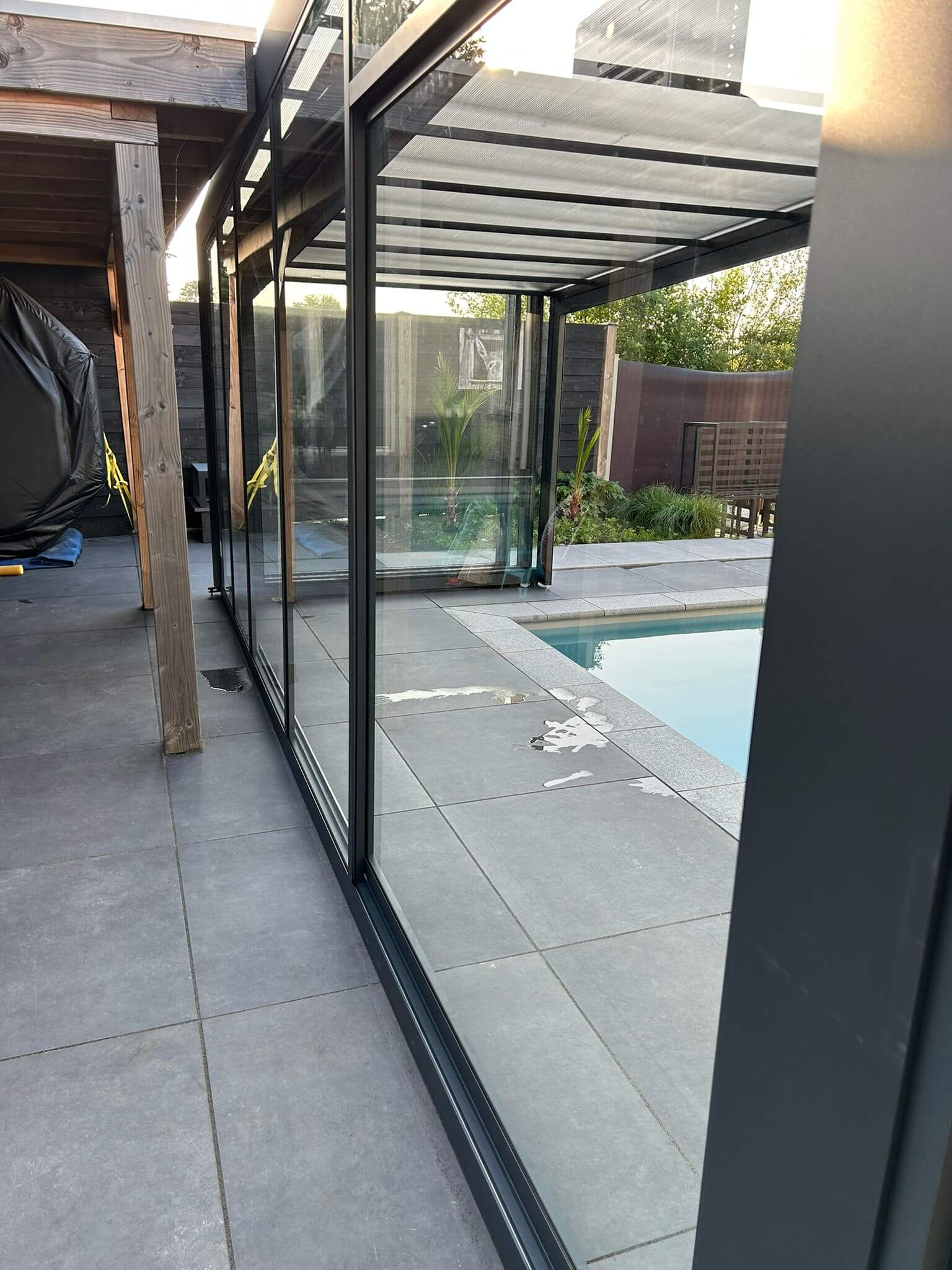 In Honselersdijk realiseerden we een luxe wellnesstuin met een zwembad van 8 x 4 meter.