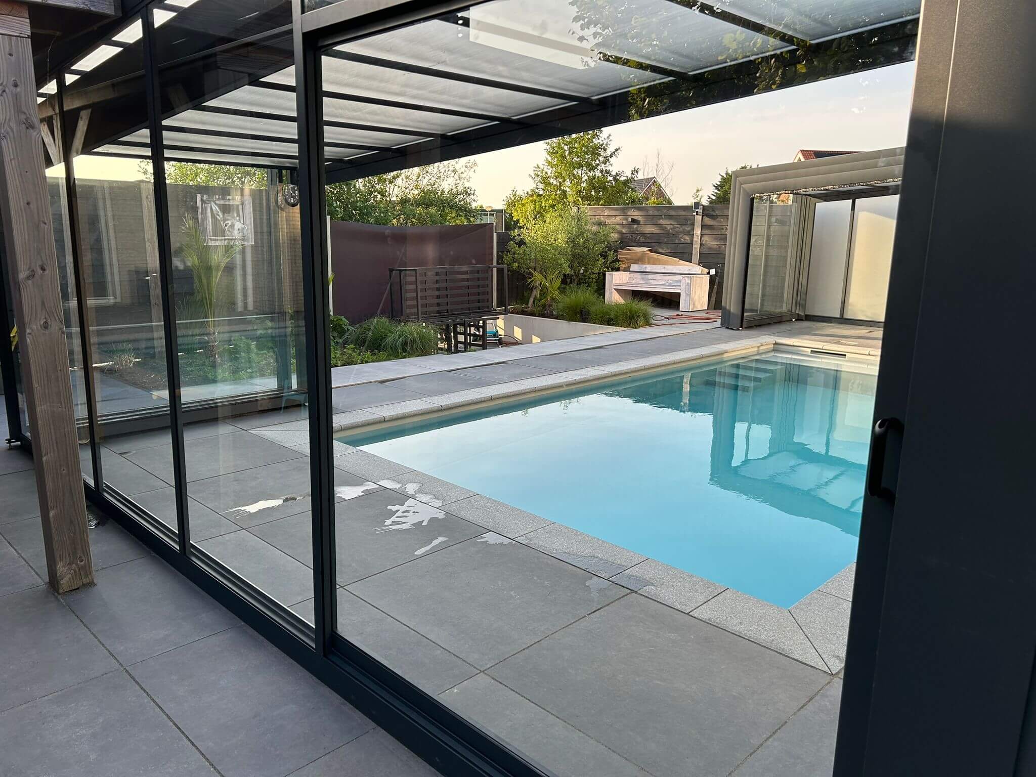 In Honselersdijk realiseerden we een luxe wellnesstuin met een zwembad van 8 x 4 meter.
