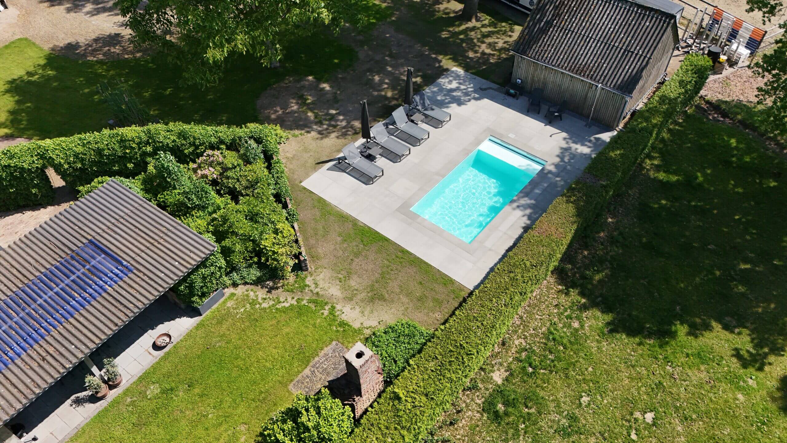 Modern wit zwembad in Okkenbroek