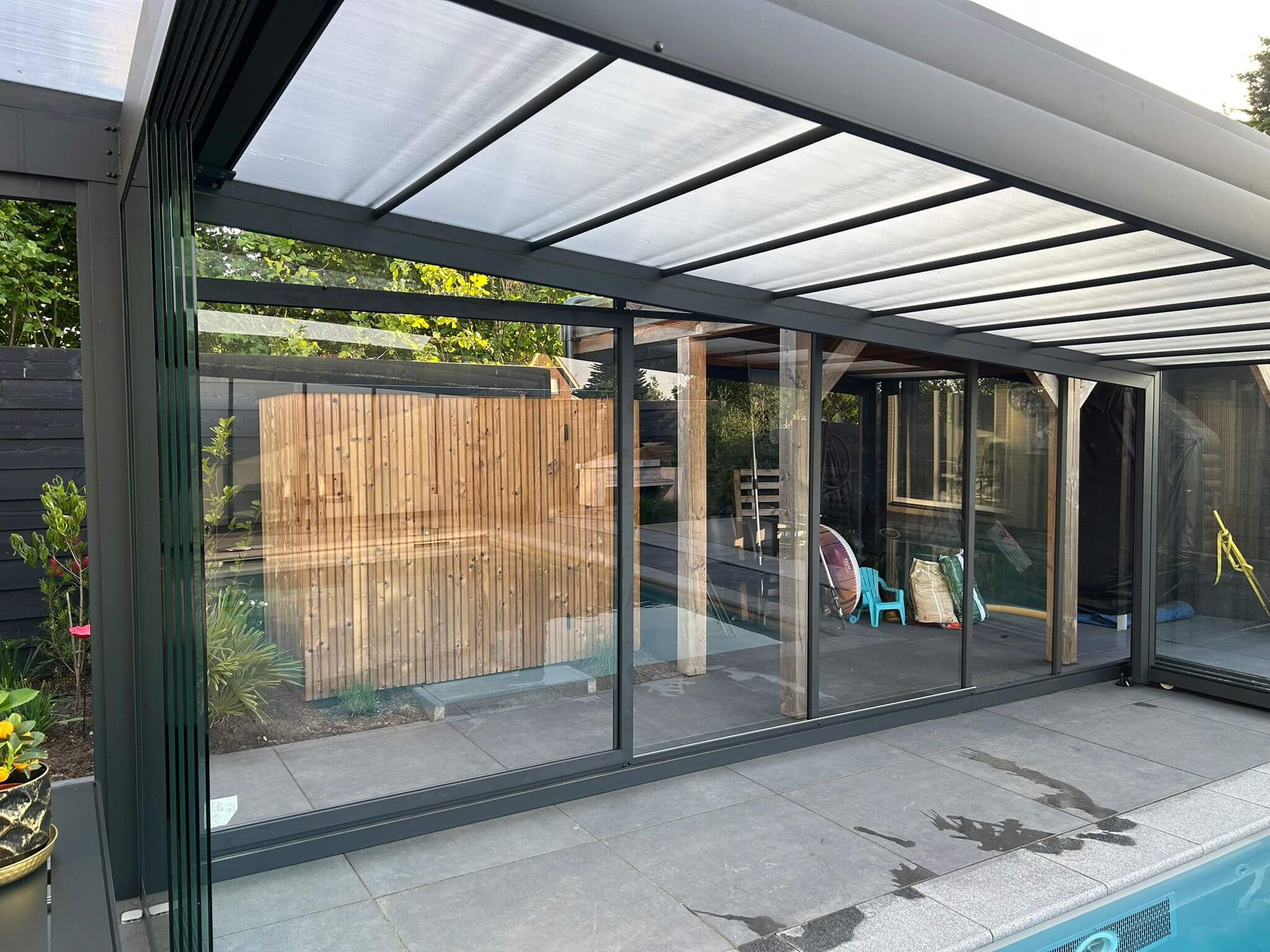 In Honselersdijk realiseerden we een luxe wellnesstuin met een zwembad van 8 x 4 meter.