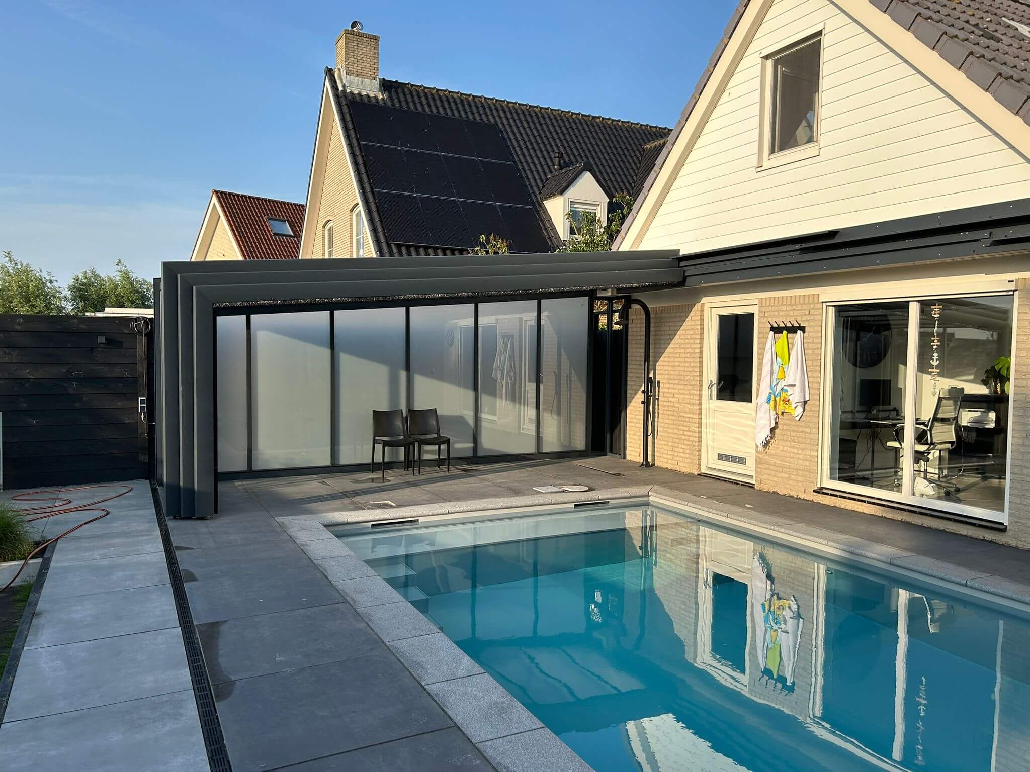 In Honselersdijk realiseerden we een luxe wellnesstuin met een zwembad van 8 x 4 meter.