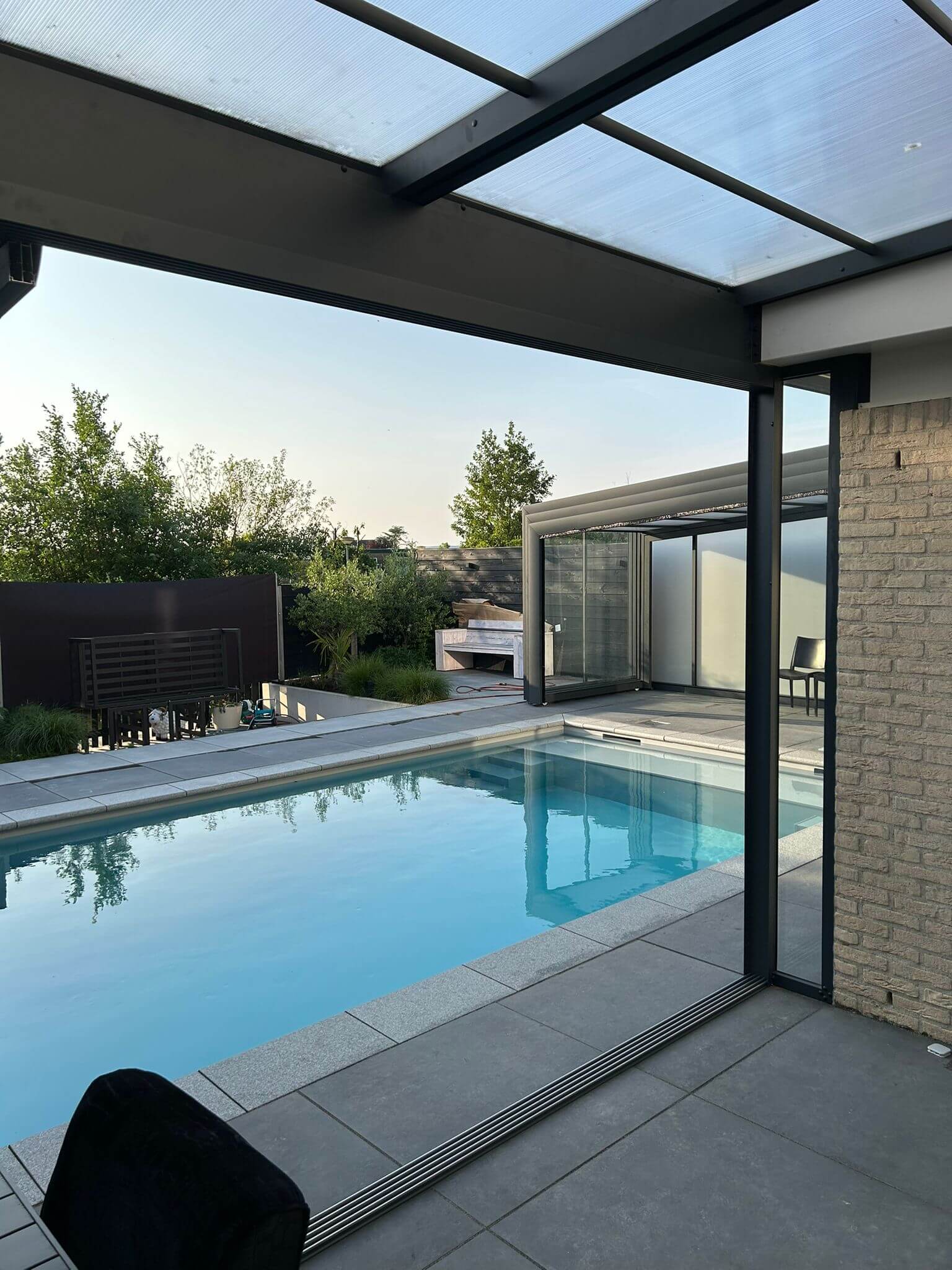 In Honselersdijk realiseerden we een luxe wellnesstuin met een zwembad van 8 x 4 meter.