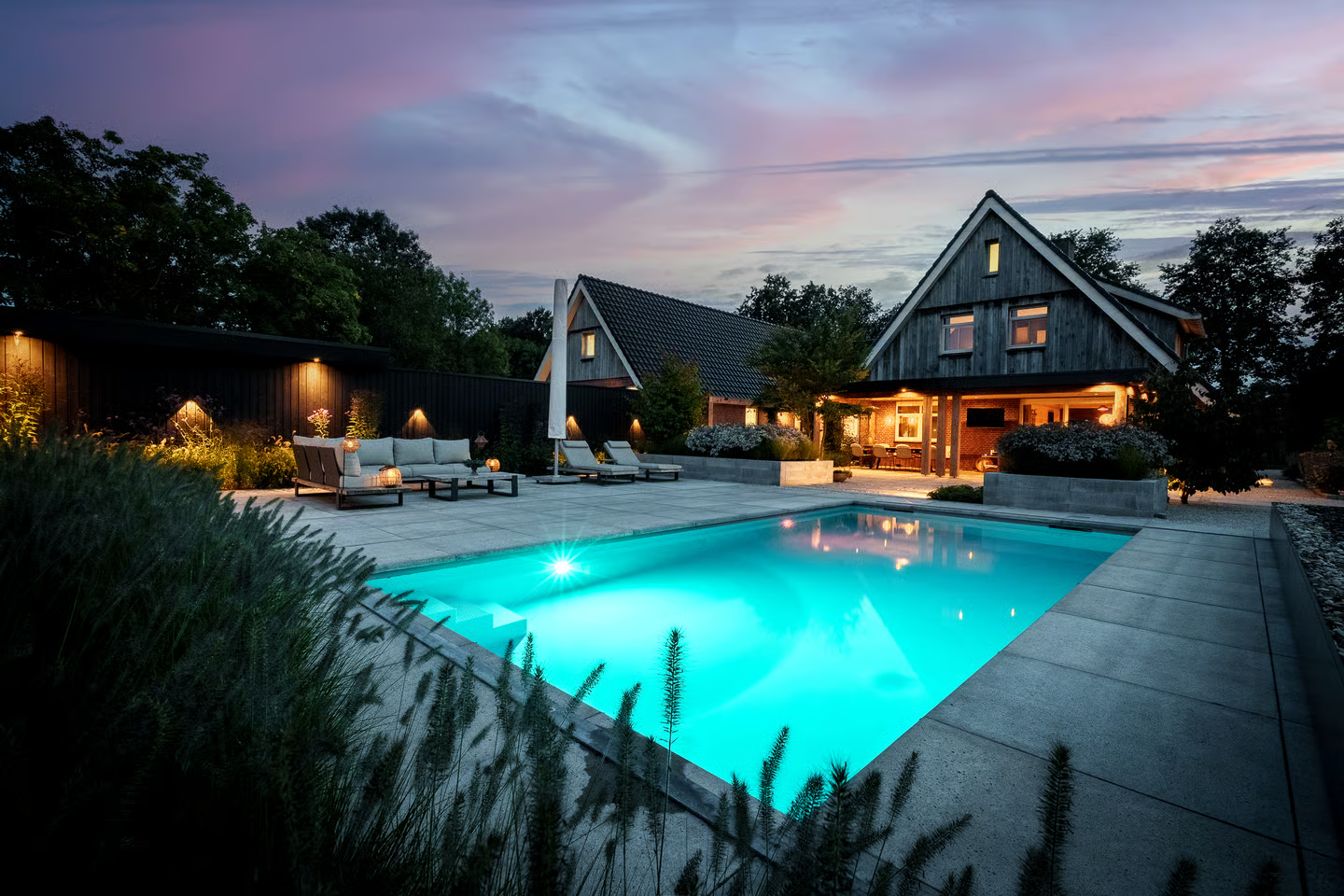 Verlicht zwembad in de avond