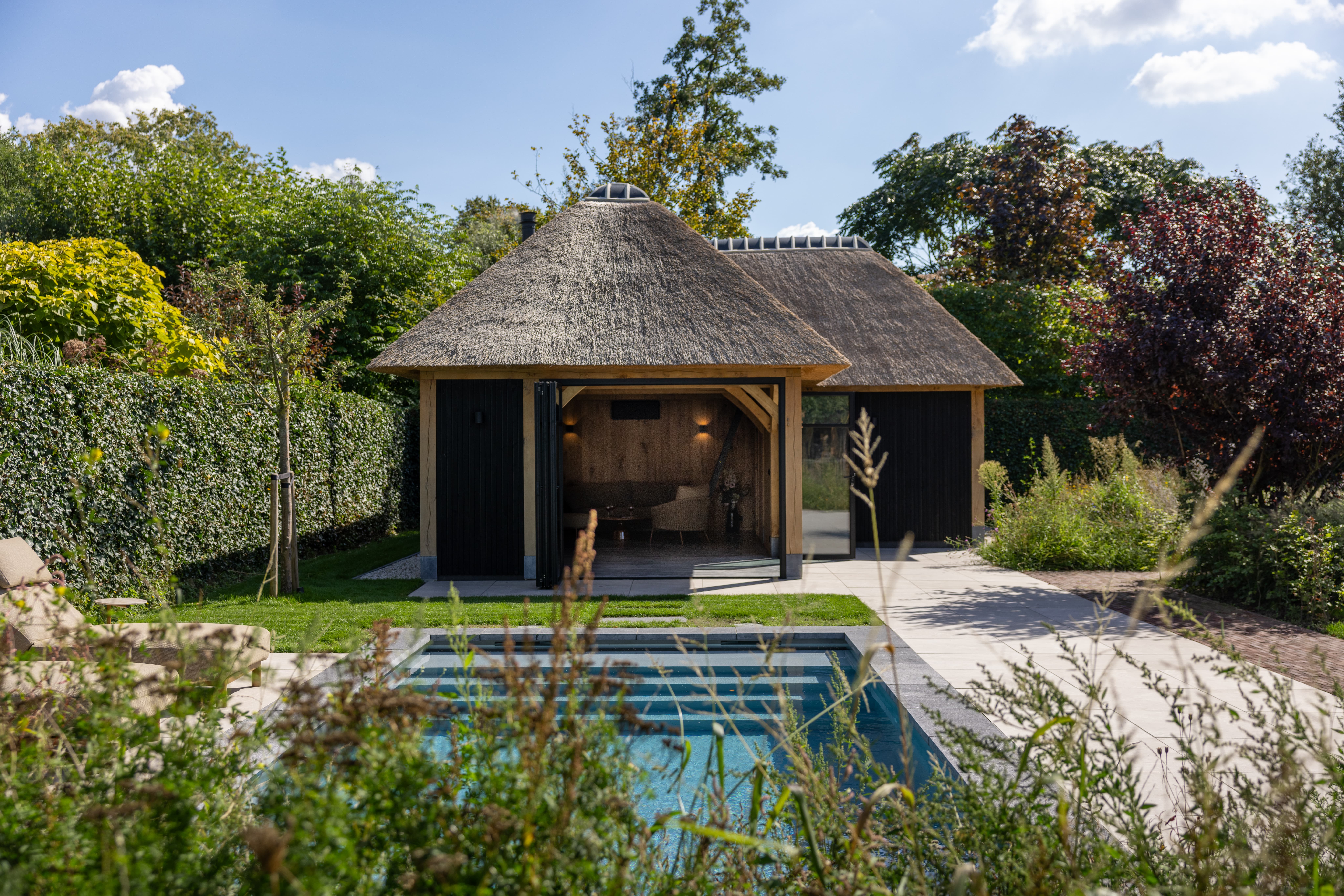 zwembad met poolhouse